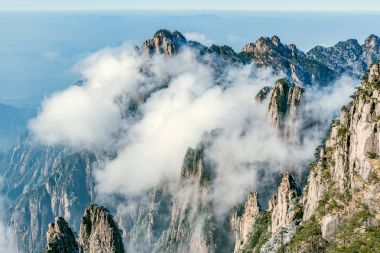 Huangshan Ulusal Parkı 'nın tepelerinde bulutlar var..