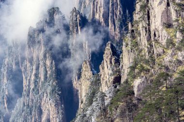 Huangshan Ulusal Parkı 'nın tepelerinde bulutlar var..