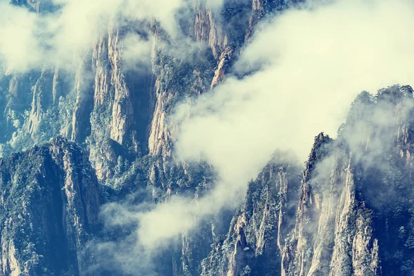 Nori deasupra vârfurilor Parcului Național Huangshan . — Fotografie, imagine de stoc