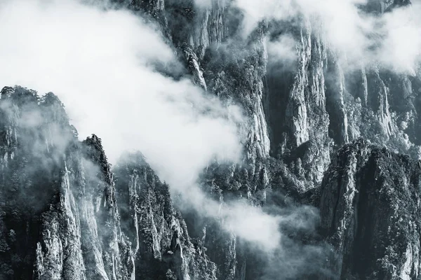 Nori deasupra vârfurilor Parcului Național Huangshan . — Fotografie, imagine de stoc