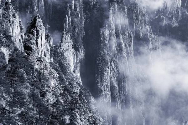 Moln ovanför toppen av Huangshan National Park. — Stockfoto