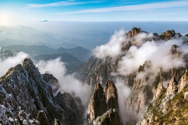 Sunrise yukarıda doruklarına Huangshan Milli Parkı.