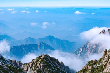 Huangshan Ulusal Parkı 'nın tepelerinde bulutlar var..