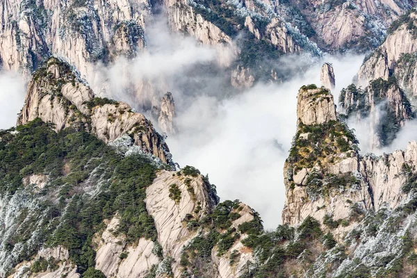 Nubes sobre los picos del Parque Nacional Huangshan. —  Fotos de Stock