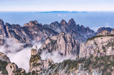 Huangshan Ulusal Parkı 'nın tepelerinde bulutlar var..