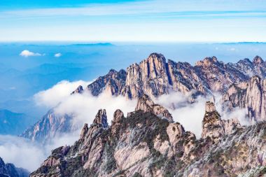 Huangshan Ulusal Parkı 'nın tepelerinde bulutlar var..