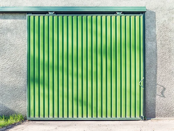 Metalen groene poort. — Stockfoto
