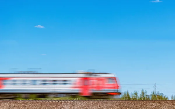언덕에 고속 열차 이동. — 스톡 사진