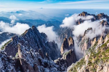 Huangshan Ulusal Parkı 'nın tepelerinde bulutlar var..