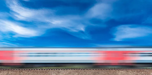 Comboio de alta velocidade se move na colina . — Fotografia de Stock