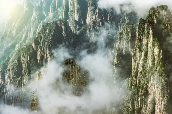 Nuvens acima dos picos do parque nacional de Huangshan. — Fotografia de Stock