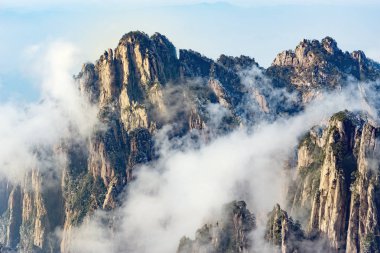 Huangshan Ulusal Parkı 'nın tepelerinde bulutlar var..