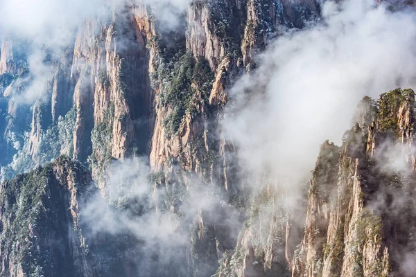 黄山国家公园山顶上方的云彩. — 图库照片