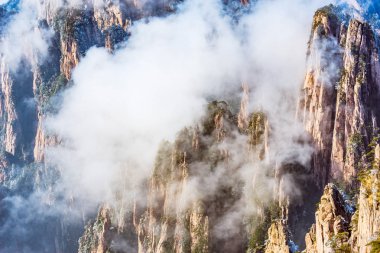 Huangshan Ulusal Parkı 'nın tepelerinde bulutlar var..