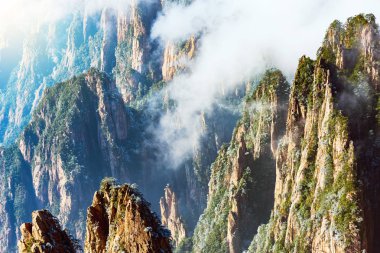Huangshan Ulusal Parkı 'nın tepelerinde bulutlar var..