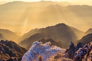 Huangshan Ulusal Parkı 'nın tepelerinde bulutlar var..