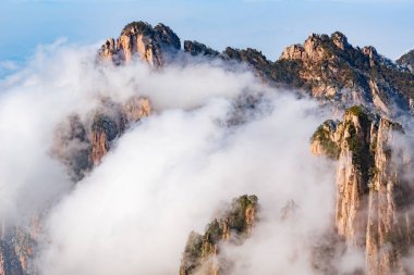 Huangshan Ulusal Parkı 'nın tepelerinde bulutlar var..
