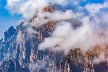 Huangshan Ulusal Parkı 'nın tepelerinde bulutlar var..