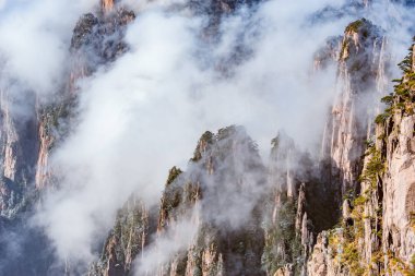Huangshan Ulusal Parkı 'nın tepelerinde bulutlar var..