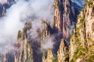 Renkli doruklarına Huangshan Milli Parkı.