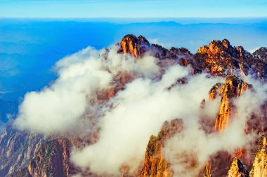 Bulutların üzerinde renkli doruklarına Huangshan Milli Parkı.