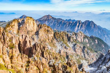 Renkli doruklarına Huangshan Milli Parkı.