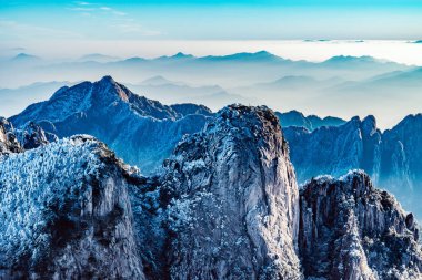 Renkli doruklarına Huangshan Milli Parkı.