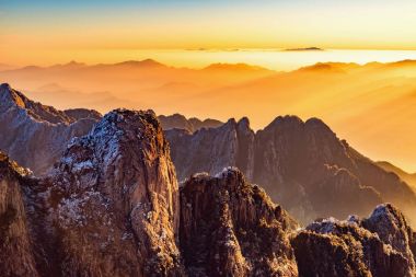 Renkli doruklarına Huangshan Milli Parkı.