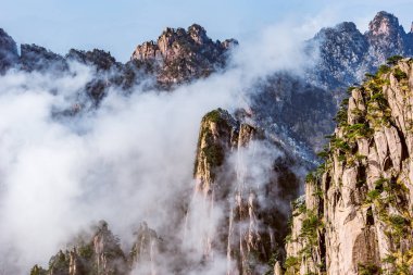 Bulutların üzerinde renkli zirveleri.