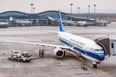 Uçak terminal tarafından Chengdu duruyor.