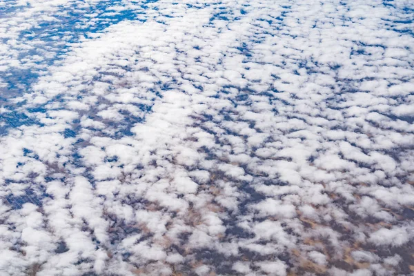 Vedere cloudscape de la fereastra avionului . — Fotografie, imagine de stoc