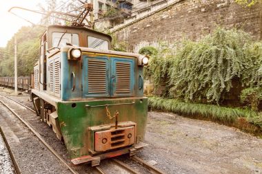 Yük treni ile elektrik dar hat lokomotif standları.