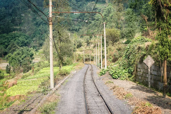 Elektrisk smalspårig järnväg från Shixi till Bagou. — Stockfoto