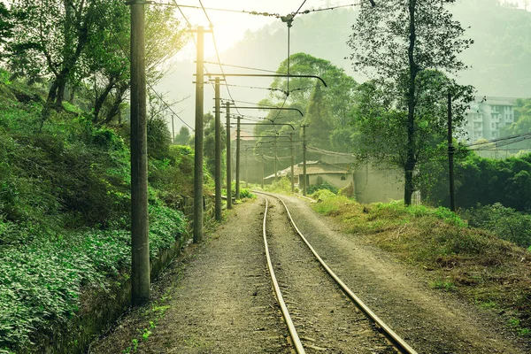 Ηλεκτρικός σιδηρόδρομος στενός-μετρητών από Shixi να Bagou. — Φωτογραφία Αρχείου