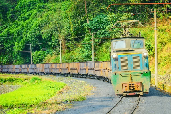 Locomotiva elétrica de bitola estreita . — Fotografia de Stock