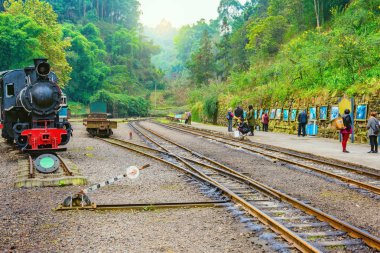 Yerel halkın treni bekle.