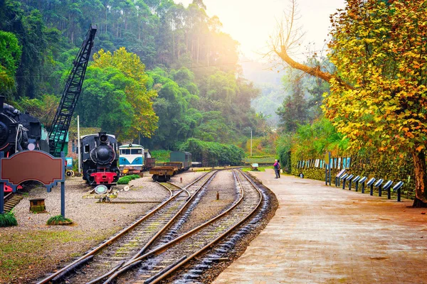 Helyi emberek a vonat várni. — Stock Fotó