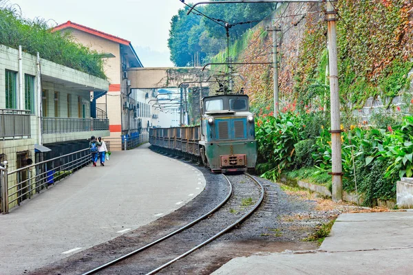 Locomotora eléctrica de vía estrecha con el tren de mercancías vacío . — Foto de Stock