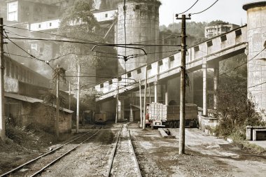 Dar-demiryolu ve kamyon yükleme noktası kömür tarafından hat.