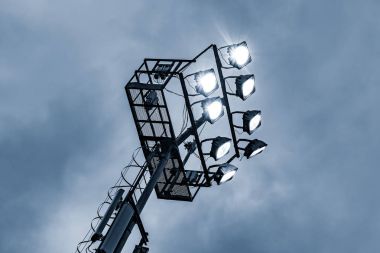 Stadyum ışıkları spor alanına göre.