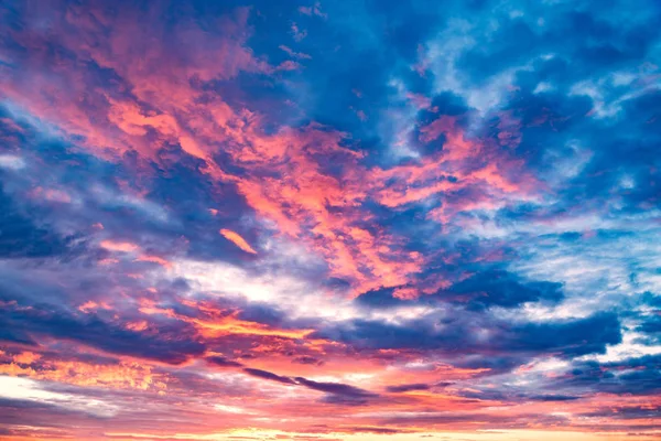 Incroyable paysage nuageux sur le ciel. — Photo