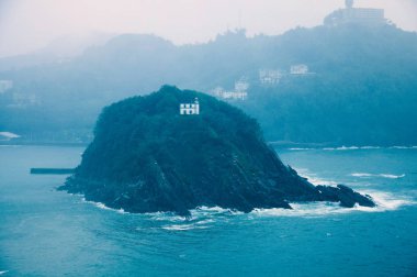 San Sebastian sahilinde küçük ada.
