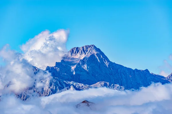 Top van de berg Fisht boven de wolken. — Stockfoto