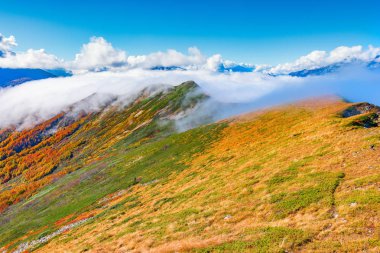 Bulutlar dağ başında kapak.