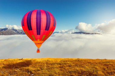 Sıcak hava balonu sabah uçuş.