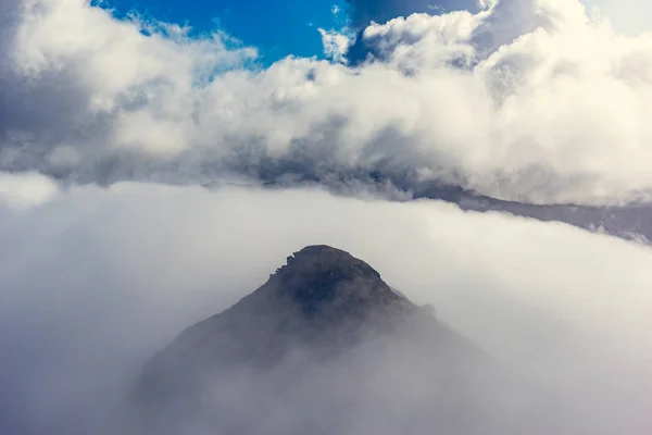 Облака покрывают вершины гор . — стоковое фото
