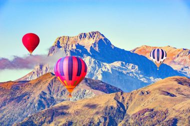 Üç sıcak hava balonları sabah uçuş.