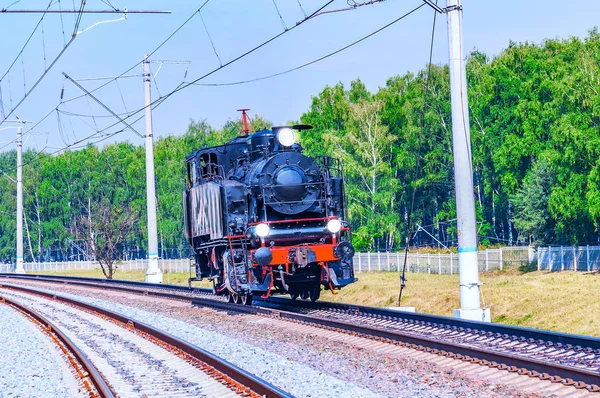 Comboio a vapor se move em direção . — Fotografia de Stock