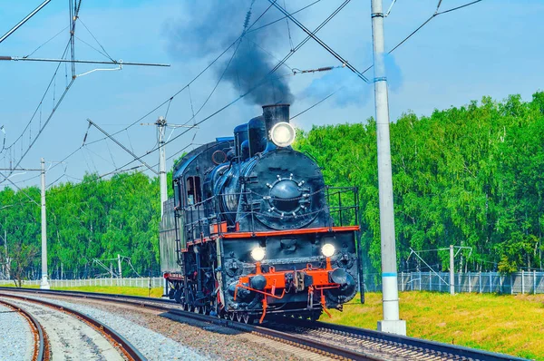 Pociąg parowy porusza się w kierunku. — Zdjęcie stockowe