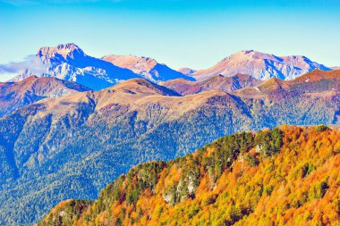 Muhteşem dağ başında sonbahar akşam zaman.